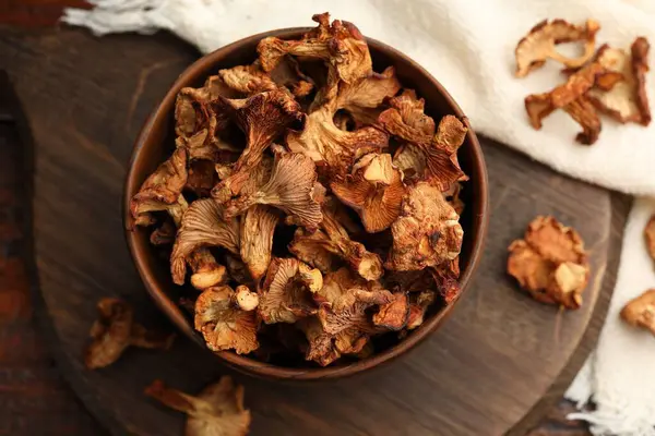 Kurutulmuş mantarlar ahşap masada, düz yatıyordu.