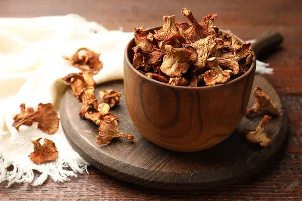 Kurutulmuş mantarlar ahşap masada, yakın plan.