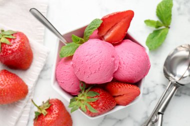 Serinletici şerbet, çilek ve nane şekeri beyaz mermer masada, düz yatıyordu.