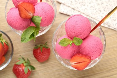 Serinletici şerbet, çilek ve nane şekeri ahşap masa, düz uzanma