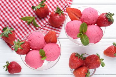 Serinletici şerbet, çilek ve nane şekeri beyaz ahşap masa, düz uzanma