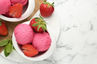 Serinletici şerbet, çilek ve nane şekeri beyaz mermer masa, düz yatak. Metin için boşluk