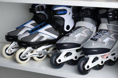 Raflarda çift patenler, yakın plan.