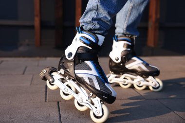 Şehir caddesinde paten kayan adam, yakın plan.