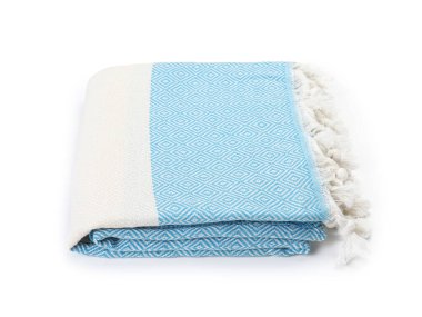 Bir katlanmış plaj havlusu beyaza izole edilmiş.