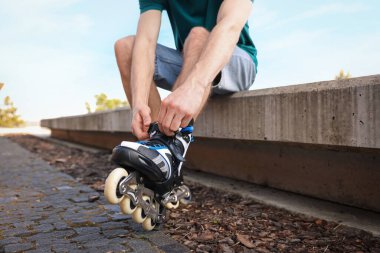 Dışarıda paten giyen adam, yakın plan.