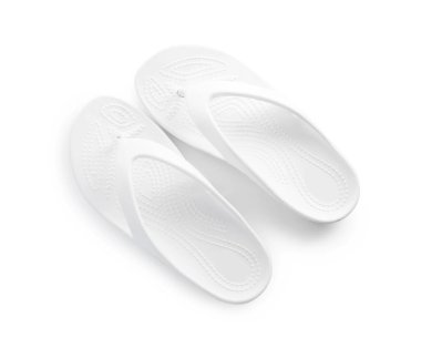 Havalı parmak arası terlikler beyaza izole edilmiş, üst manzara. Plaj aksesuarı