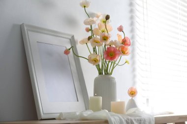 Güzel gelincik çiçekleri, çerçeve ve yanan mumlar.