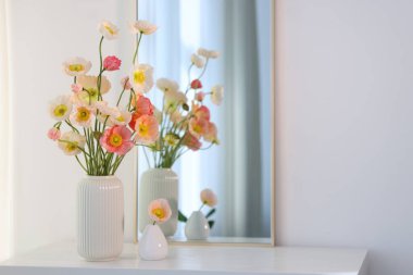 İçerideki masada güzel gelincik çiçekleri ve ayna. Metin için boşluk