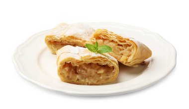 Lezzetli elmalı turta, pudra şekeri ve nane şekeri, beyaz üzerine izole edilmiş.