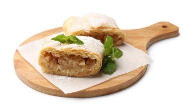 Lezzetli elmalı turta, pudra şekeri ve nane şekeri, beyaz üzerine izole edilmiş.