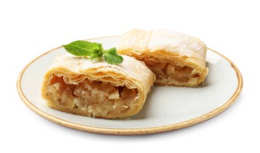 Lezzetli elmalı turta, pudra şekeri ve nane şekeri, beyaz üzerine izole edilmiş.