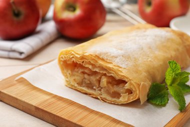 Lezzetli elmalı turta, pudra şekeri, nane ve meyveli, yakın plan.