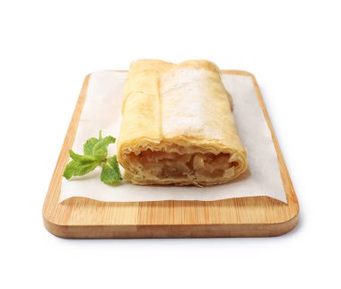 Lezzetli elmalı turta, pudra şekeri ve nane şekeri, beyaz üzerine izole edilmiş.