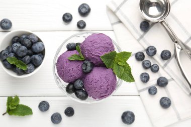 Lezzetli şerbet yaban mersinli ve nane şekerli beyaz ahşap masada, düz yatıyordu.