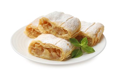 Lezzetli elmalı turta, pudra şekeri ve nane şekeri, beyaz üzerine izole edilmiş.