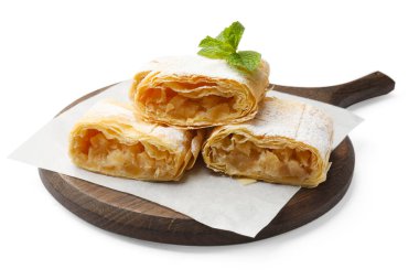 Lezzetli elmalı turta, pudra şekeri ve nane şekeri, beyaz üzerine izole edilmiş.