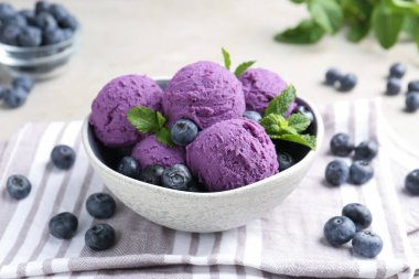 Yaban mersinli şerbet ve açık gri masada nane şekeri. Yakın plan.