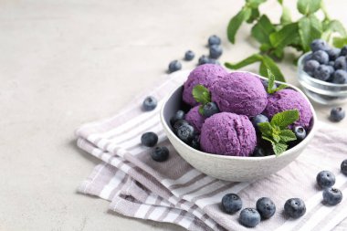 Yaban mersinli şerbet ve açık gri masada nane şekeri. Yakın plan. Metin için boşluk