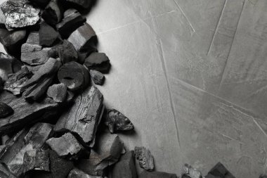 Siyah kömür parçaları gri masanın üzerinde, düz yatıyordu. Metin için boşluk