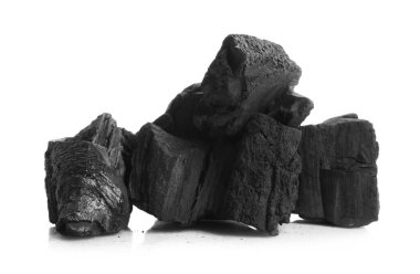 Siyah kömür parçaları beyaza izole edilmiş.