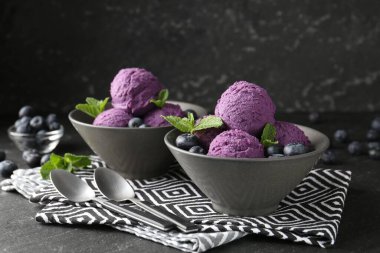 Yaban mersinli şerbet ve siyah masada nane şekeri, yakın plan.