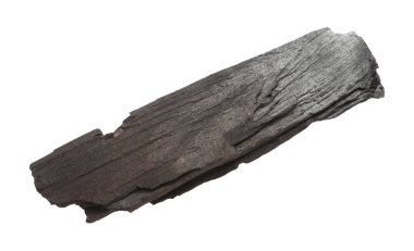 Siyah kömür parçası beyaza izole edilmiş.