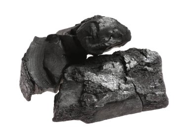 Siyah kömür parçaları beyaza izole edilmiş.