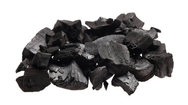 Siyah kömür parçaları beyaza izole edilmiş.