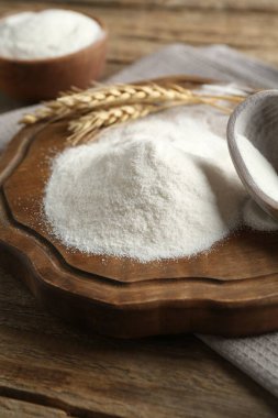 Tahta masada buğday unu ve çiviler, yakın plan.