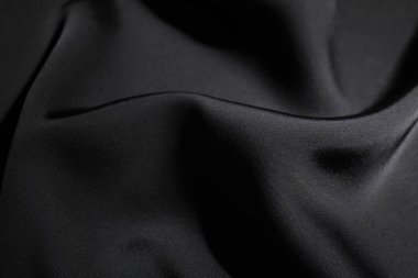 Arkaplan olarak buruşmuş siyah ipek kumaş, yakın plan