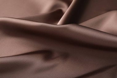 Arkaplan olarak buruşuk açık kahverengi ipek kumaş, yakın plan