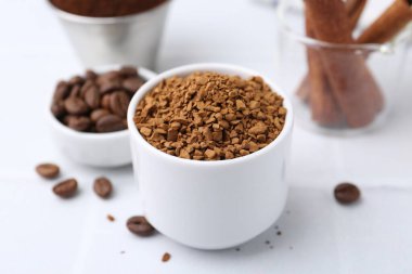 Granülatif kahve ve fasulye ışıkta, yakın plan.