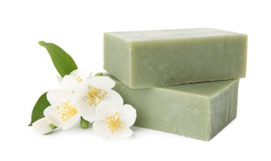 Sabun barları ve yasemin çiçekleri beyazda izole edilmiş.