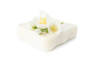 Sabun çubuğu ve yasemin çiçekleri beyaz üzerine izole edilmiş.
