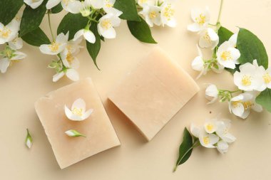 Bej arka planda sabun ve yasemin çiçekleri, düz yatış