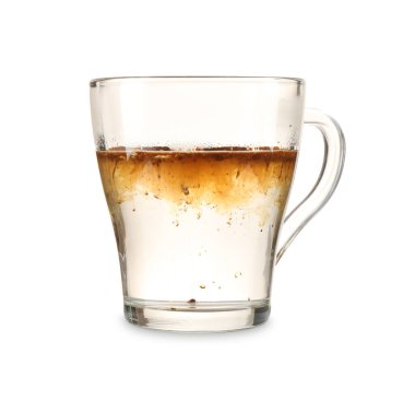 Beyaz bardakta demlenen anlık kahve.