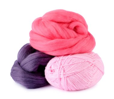 Yün ve örgü iplikleri beyazın üzerinde yalıtılmış