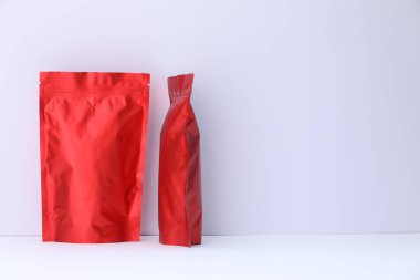 Beyaz arka planda fermuarlı stand-up kesesi. Tasarım için model