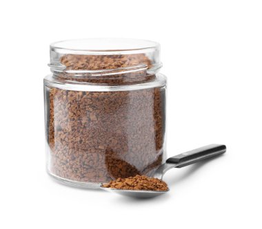 Cam kavanozdaki anlık kahve ve beyaza izole edilmiş kaşık