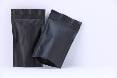 Beyaz arka planda fermuarlı stand-up kesesi. Tasarım için model