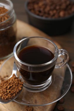 Aromatik sıcak içecek, hazır kahve ve fasulye, yakın plan.