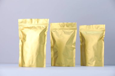 Açık gri arka planda fermuarlı stand-up kesesi. Tasarım için model