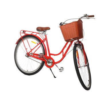 Beyaz arka planda sepeti olan bir bisiklet.