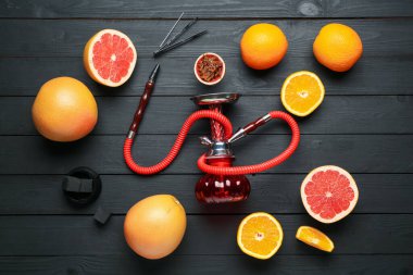 Nargile, kömür ve taze meyveler siyah ahşap masada, düz yatıyordu.