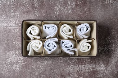 Kahverengi desenli arka plan, üst görünüm düzenleyicisinde rahat beyaz çoraplar