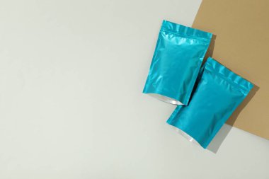 Renkli fermuarlı stand-up torbaları, düz yatış. Tasarım için model