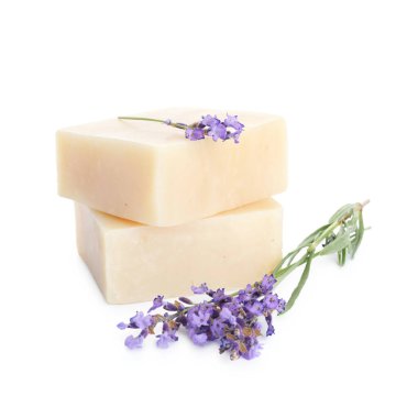 Sabun barları ve lavanta çiçekleri beyaza izole edilmiş.