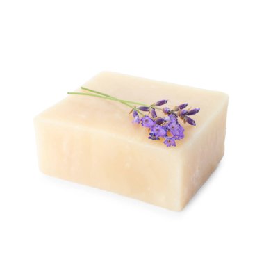 Sabun çubuğu ve lavanta çiçekleri beyaz üzerine izole edilmiş.