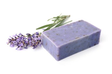 Sabun çubuğu ve lavanta çiçekleri beyaz üzerine izole edilmiş.